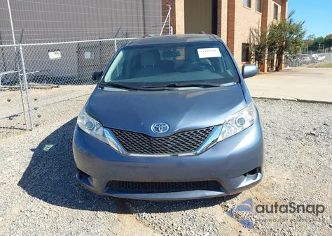 2015 Toyota Sienna Le 8 Passenger z USA, uszkodzony, nr VIN 5TDKK3DC4FS574213